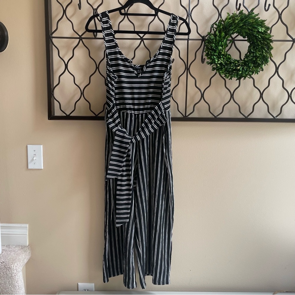 Torrid cropped length sleeveless jumper. Tie at waist, 00